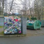 contenedor-de-basura-y-cerca-del-edificio-residencial-viejos-basureros-con-desechos-problema-limpieza-recolección-coco-concepto-185136787